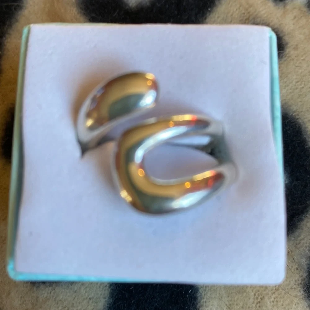 Ring - Picture 1 of 2